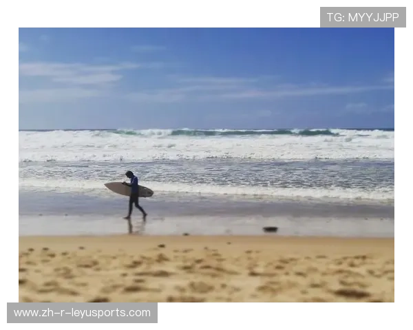 冲浪教练徒手救人登热搜，海滩游客集体致敬