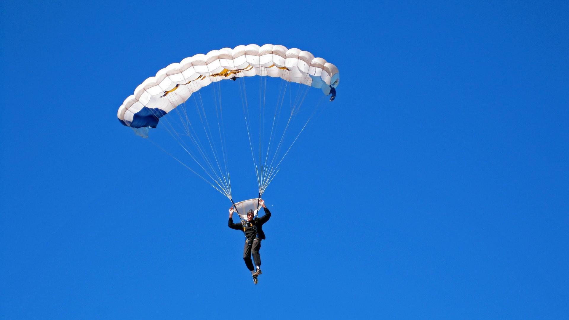 “恋人双人三腿赛跑” 情人节专项趣味赛事考验默契